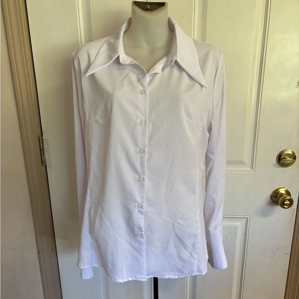 Large Kiwi Brand white long sleeve Wide cuffed button up blouse.  In EUC!